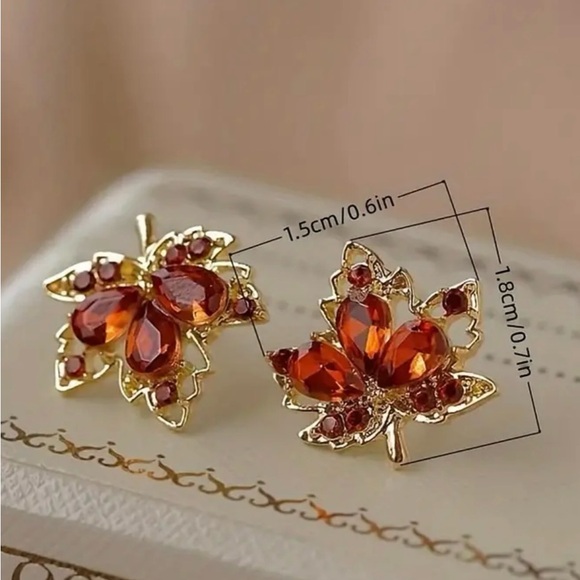 One Pair of Exquisite Retro-Style Red Maple Leaf Shaped Stud Earrings - Picture 4 of 6
